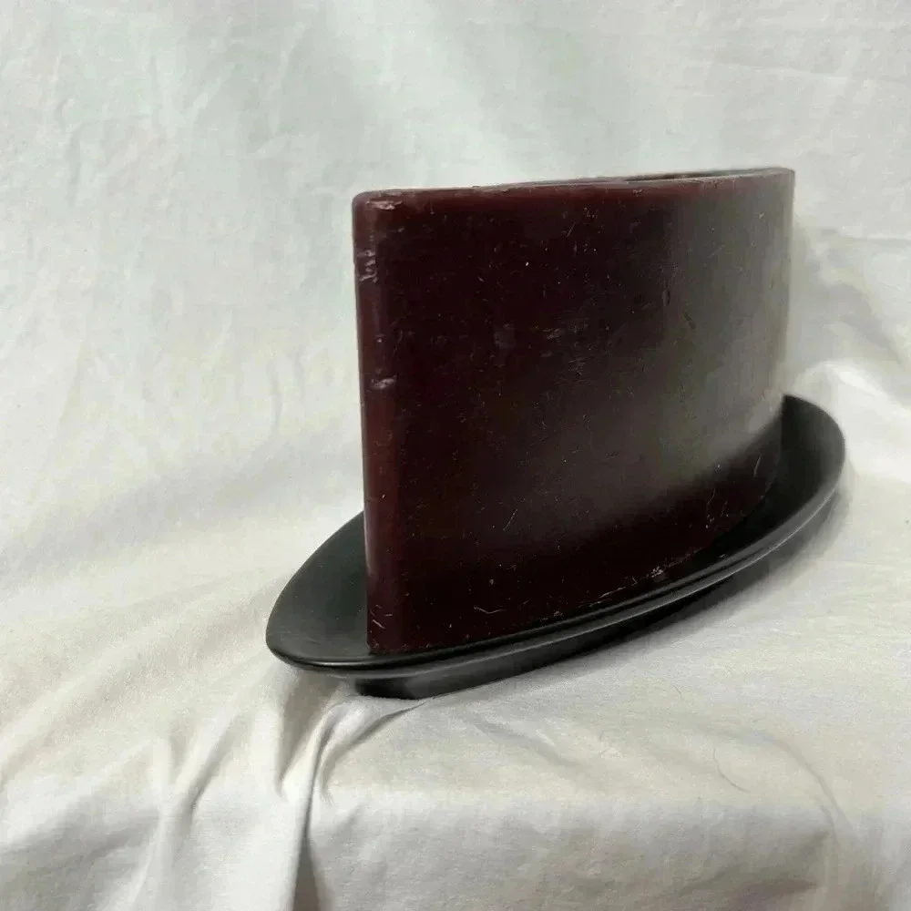 Oblong candle +‎ holder